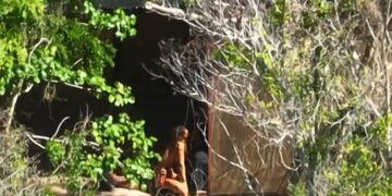 Alldaynews.gr «Ρε παιδιά εδώ γλείφονται κανονικά»: Χαμός στο Twitter με τα γλωσσόφιλα Καρολίνας-Πρίαμου (φωτο)