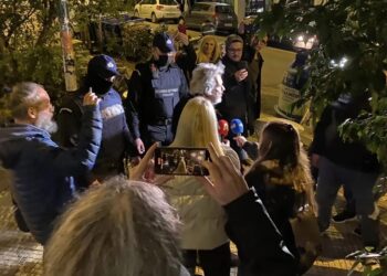 Συνελήφθη ο Πέτρος Τατσόπουλος και κρατείται στο ΑΤ Ομόνοιας – Η μήνυση του Φίλιππου Καμπούρη (φωτο, video)