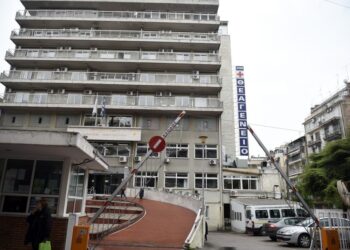 Θεσσαλονίκη: Υπό έρευνα «τουλάχιστον 10 περιπτώσεις εξαπάτησης» καρκινοπαθών από γιατρό του Θεαγένειου