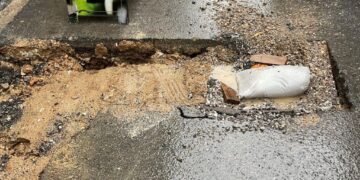 Alldaynews.gr Κακοκαιρία: Υποχώρησε το οδόστρωμα στη Χαριλάου Τρικούπη και «κατάπιε» γυναίκα