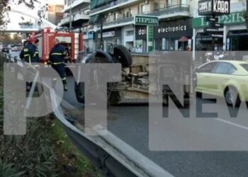 Σοκαριστικό τροχαίο στην Αγία Παρασκευή: Όχημα αναποδογύρισε στη λεωφόρο Μεσογείων