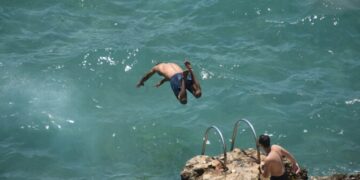 Alldaynews.gr Δεν άντεξε ο άτυχος 22χρονος: Νεκρός μετά απο την Μοιραία βουτιά στη θάλασσα-Είχε μείνει παράλυτος