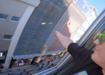 Έλληνας Youtuber πέταξε στην Ερμού 1.000 ευρώ σε χαρτονομίσματα (video)