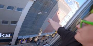 Alldaynews.gr Έλληνας Youtuber πέταξε στην Ερμού 1.000 ευρώ σε χαρτονομίσματα (video)