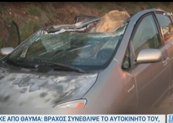 Τύχη βουνό! Βγήκε από το αυτοκίνητο για να μιλήσει στο κινητό και έπεσε βράχος στο καπό (video)