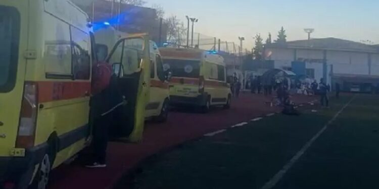 Θεσσαλονίκη: 18χρονος υπέστη ανακοπή καρδιάς την ώρα που έπαιζε ποδόσφαιρο –Προσπαθούν να τον κρατήσουν στη ζωή (video)