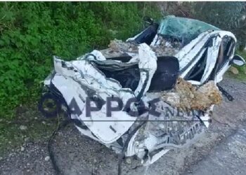 Σοκαριστικές εικόνες: Βράχος καταπλάκωσε αυτοκίνητο – Πώς σώθηκαν μητέρα και παιδί (φωτο, video)