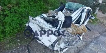 Alldaynews.gr Σοκαριστικές εικόνες: Βράχος καταπλάκωσε αυτοκίνητο – Πώς σώθηκαν μητέρα και παιδί (φωτο, video)