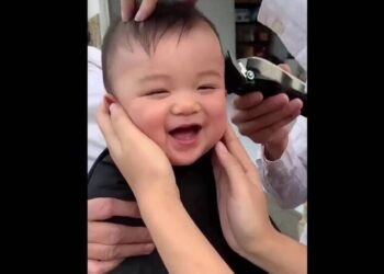 Νήπιο κουρεύεται για πρώτη φορά και ξεκαρδίζεται στα γέλια