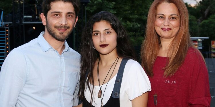 Καθηγήτριά του, αρκετά χρόνια μεγαλύτερή του: Αυτή είναι η σύζυγος του Χρήστου Σπανού & μητέρα της 21χρονης Μαρίνας