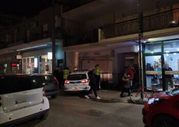 Νεαρός σε αμόκ στο κέντρο της Λάρισας – Άρχισε ξαφνικά να πετάει καρέκλες και γλάστρες στον δρόμο (φωτο)