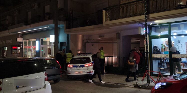 Alldaynews.gr Νεαρός σε αμόκ στο κέντρο της Λάρισας – Άρχισε ξαφνικά να πετάει καρέκλες και γλάστρες στον δρόμο (φωτο)