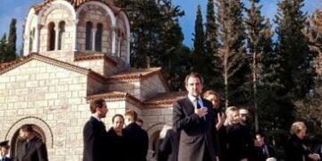 Alldaynews.gr Τρισάγιο στο Τατόι για τον τέως βασιλιά Κωνσταντίνο – Έγιναν τα αποκαλυπτήρια του τάφου του