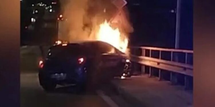 Alldaynews.gr Στη δημοσιότητα το video από την ΕΛ.ΑΣ με τη διάσωση οδηγού από φλεγόμενο όχημα στην Π. Ράλλη (video)