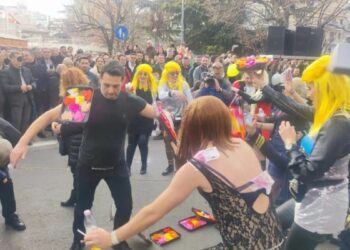 Τρελό γέλιο στο καρναβάλι της Κοζάνης με το δρώμενο… Μπισμπίκης – Βανδή!