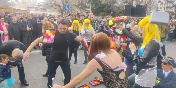 Alldaynews.gr Τρελό γέλιο στο καρναβάλι της Κοζάνης με το δρώμενο… Μπισμπίκης – Βανδή!
