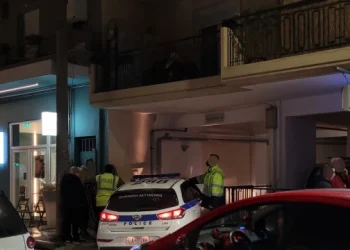 Λάρισα: Νεαρός σε αμόκ πετούσε καρέκλες και γλάστρες στο δρόμο