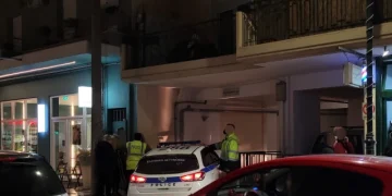 Alldaynews.gr Λάρισα: Νεαρός σε αμόκ πετούσε καρέκλες και γλάστρες στο δρόμο