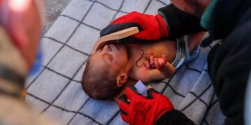 Alldaynews.gr Σεισμός στην Τουρκία: Τούφα από τα μαλλιά της μαμάς του κρατούσε το 20 ημερών βρέφος που διασώθηκε (φωτο, video)