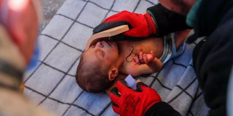 Alldaynews.gr Σεισμός στην Τουρκία: Τούφα από τα μαλλιά της μαμάς του κρατούσε το 20 ημερών βρέφος που διασώθηκε (φωτο, video)