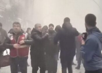 Κόβει την ανάσα: Η στιγμή που «χτυπάει» ο 2ος σεισμός 7,7 στην Τουρκία και πέφτει κτήριο σε απευθείας μετάδοση (video)