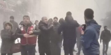 Alldaynews.gr Κόβει την ανάσα: Η στιγμή που «χτυπάει» ο 2ος σεισμός 7,7 στην Τουρκία και πέφτει κτήριο σε απευθείας μετάδοση (video)