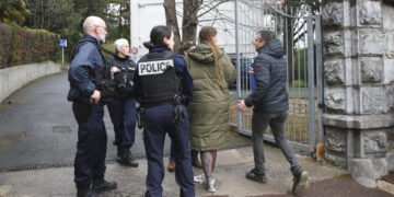 Alldaynews.gr Σοκ σε Λύκειο: Μαθητής μπήκε στην τάξη κι έσφαξε την καθηγήτρια μπροστά στους συμμαθητές του, νεκρή η 50χρόνη