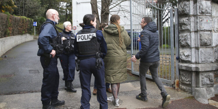 Alldaynews.gr Σοκ σε Λύκειο: Μαθητής μπήκε στην τάξη κι έσφαξε την καθηγήτρια μπροστά στους συμμαθητές του, νεκρή η 50χρόνη