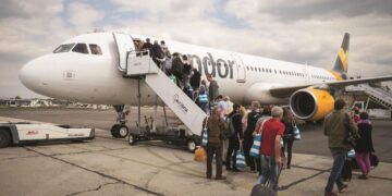 Γιατί η είσοδος στα αεροπλάνα γίνεται μόνο από τα αριστερά;