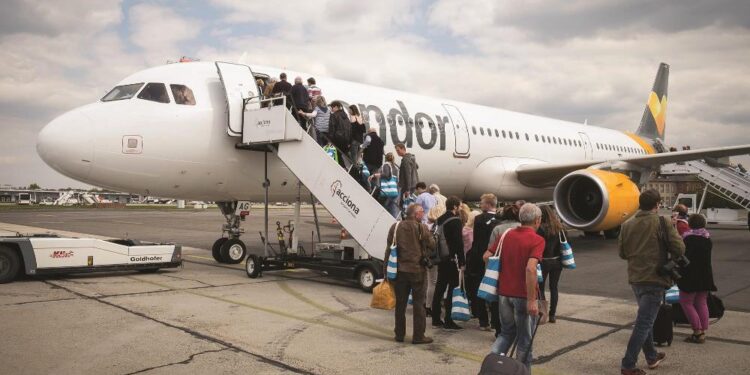 Γιατί η είσοδος στα αεροπλάνα γίνεται μόνο από τα αριστερά;