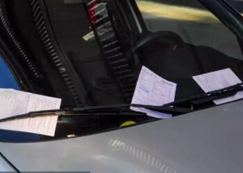 Τροχονόμοι παραβιάζουν τους νόμους: Του έριξαν δύο κλήσεις σε 20 λεπτά για την ίδια παράνομη στάθμευση