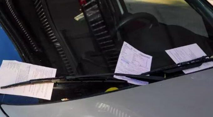 Alldaynews.gr Τροχονόμοι παραβιάζουν τους νόμους: Του έριξαν δύο κλήσεις σε 20 λεπτά για την ίδια παράνομη στάθμευση