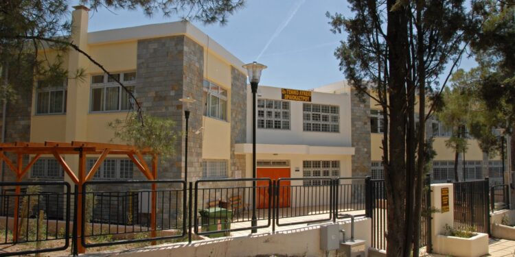 Alldaynews.gr Θεσσαλονίκη: Εξωσχολικοί μαχαίρωσαν 17χρονο μαθητή Λυκείου