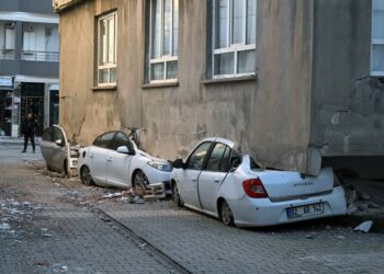 Σεισμός στην Τουρκία: Κτίριο έκανε “άλμα” και… προσγειώθηκε σε αυτοκίνητα!