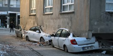 Σεισμός στην Τουρκία: Κτίριο έκανε “άλμα” και… προσγειώθηκε σε αυτοκίνητα!