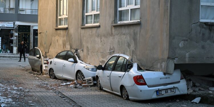 Σεισμός στην Τουρκία: Κτίριο έκανε “άλμα” και… προσγειώθηκε σε αυτοκίνητα!