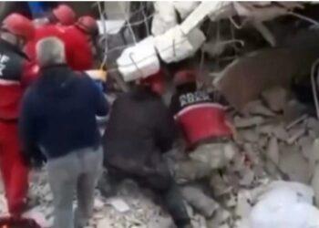 Σεισμός στην Τουρκία: Η σοκαριστική στιγμή που συντρίμμια πολυκατοικίας καταπλακώνουν διασώστες