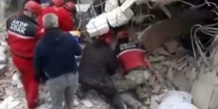 Σεισμός στην Τουρκία: Η σοκαριστική στιγμή που συντρίμμια πολυκατοικίας καταπλακώνουν διασώστες