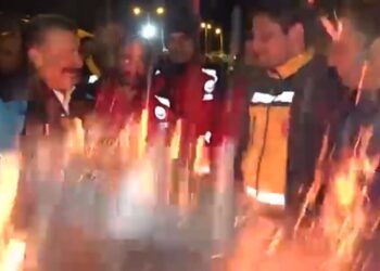 Έκρηξη σόμπας δίπλα στον Τούρκο υπ. Υγείας σε καταυλισμό σεισμοπλήκτων (video)