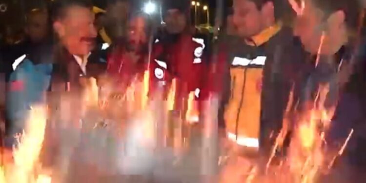 Alldaynews.gr Έκρηξη σόμπας δίπλα στον Τούρκο υπ. Υγείας σε καταυλισμό σεισμοπλήκτων (video)