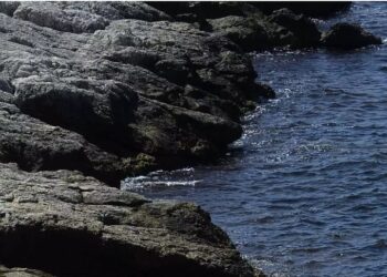 Alldaynews.gr Θρίλερ στο Μάτι: Νεκρή η γυναίκα που έπεσε από βράχια-Την είδαν να περπατάει και Ξαφνικά…