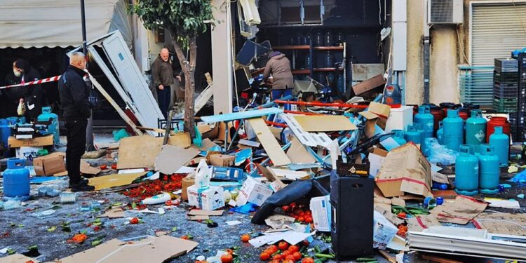 Αιγάλεω: Έκρηξη σε κατάστημα με φιάλες υγραερίου – Δύο τραυματίες