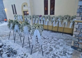 Alldaynews.gr Πτώση Φάντομ: Κηδεία του πιλότου Ευστάθιου Τσιτλακίδη- Δεκάδες στεφάνια έξω απο την χιονισμένη εκκλησία