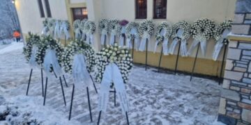 Alldaynews.gr Πτώση Φάντομ: Κηδεία του πιλότου Ευστάθιου Τσιτλακίδη- Δεκάδες στεφάνια έξω απο την χιονισμένη εκκλησία