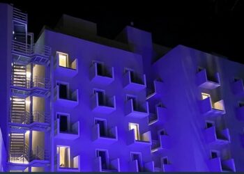 Πάτρα: Διέφυγε τον κίνδυνο ο νεαρός που έπεσε από μπαλκόνι ξενοδοχείου