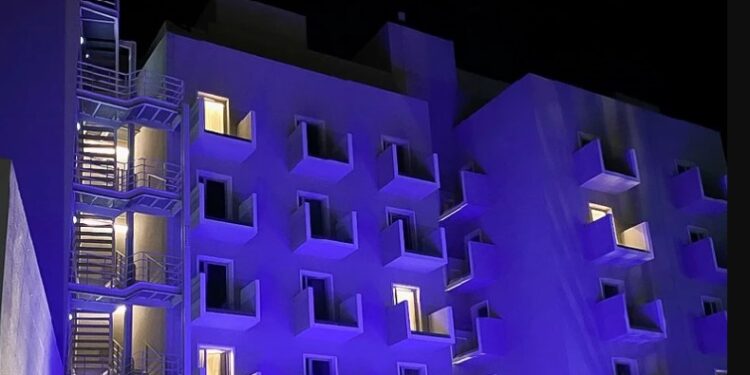 Alldaynews.gr Πάτρα: Διέφυγε τον κίνδυνο ο νεαρός που έπεσε από μπαλκόνι ξενοδοχείου