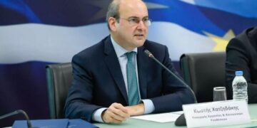 Κωστής Χατζηδάκης: Θα γίνει μια «σημαντική αύξηση» στον κατώτατο μισθό