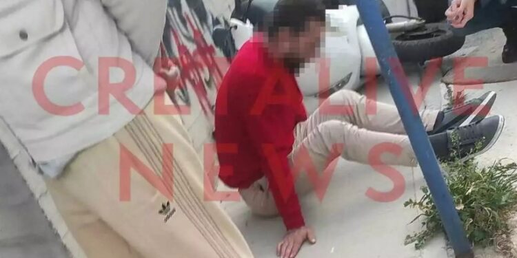 Σοκ στο Ηράκλειο: Τραυματίας σε τροχαίο επιτέθηκε στον οδηγό του ασθενοφόρου και έσπασε αυτοκίνητα[photo]