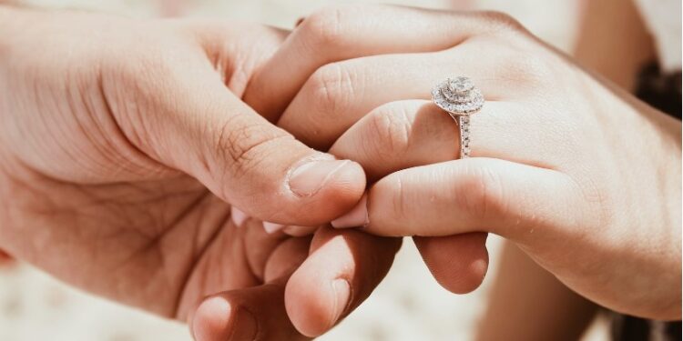 Alldaynews.gr Ήθελε Αρραβώνα με μικρότερη ο παππούς και την ”Πάτησε”-Δείτε τι έπαθε…