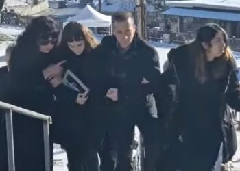 Alldaynews.gr Κηδεία Πιλότου Στάθη Τσιτλακίδη: Τραγικές φιγούρες οι γονείς του-Κουφέτα και λουλούδια